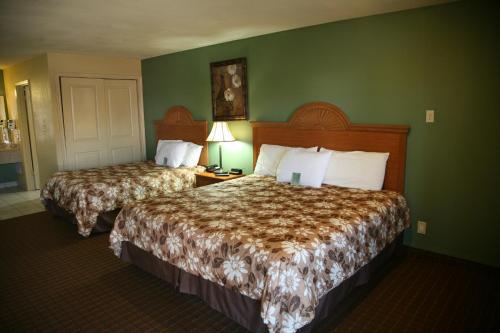 1 king bed, 1 double bed