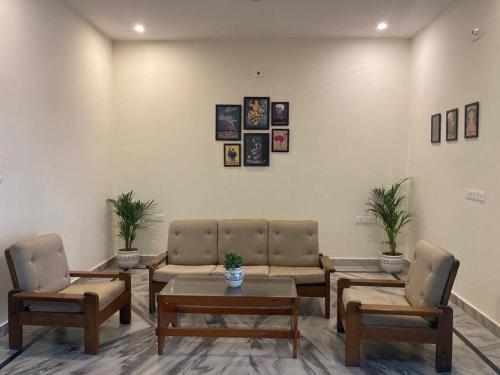 Zoeys Homestay - 1BHK with Free Breakfast