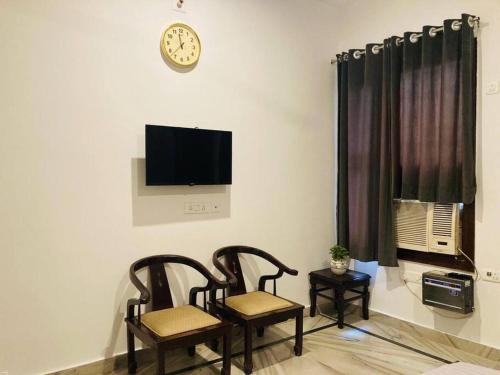 Zoeys Homestay - 1BHK with Free Breakfast