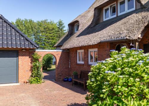 Iris - Reetdachhaus Petersen - main image