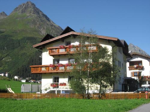 One-Bedroom Apartment with Balcony