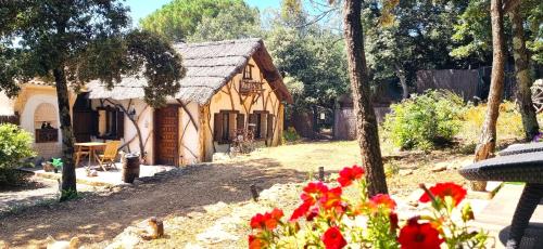 La chaumière de la forêt enchantée, week end insolite, avec jacuzzi privatif dans espace bien etre, et source dans le jardin