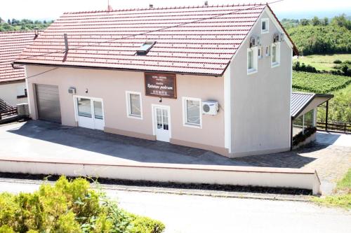  Guesthouse Režekov podrum, Pension in Jastrebarsko bei Donja Zdenčina