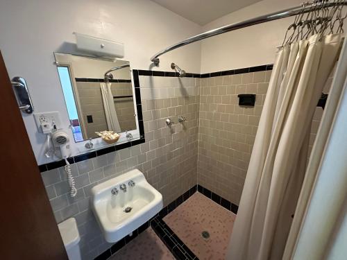 Four Oaks Lodging - 화장실