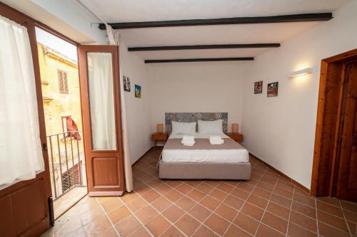 Triple Room with Private Bathroom image 3