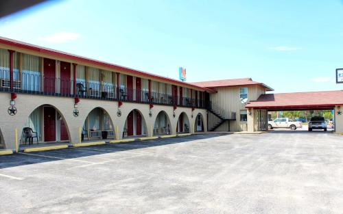 . Executive Inn Goliad