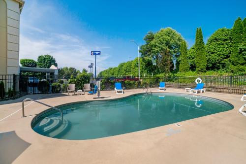 สระว่ายน้ำ, คอมฟอร์ต อินน์ แอชวีลล์ แอร์พอร์ต (Comfort Inn Asheville Airport) in เฟลตเชอร์ (NC)