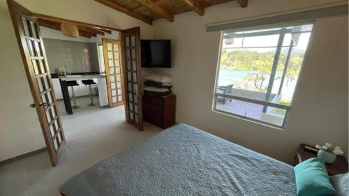 Cozy lakefront House for 6 (Guatape dam)