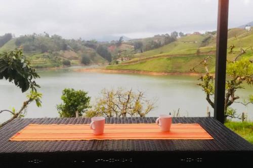 Cozy lakefront House for 6 (Guatape dam)