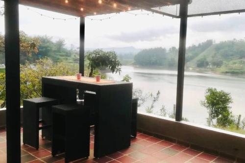 Cozy lakefront House for 6 (Guatape dam)