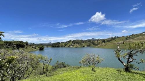 Cozy lakefront House for 6 (Guatape dam)