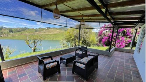 Cozy lakefront House for 6 (Guatape dam)