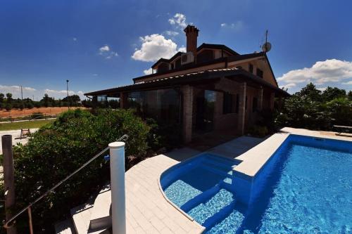 Villa con piscina vicino a Matera