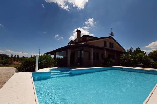 Villa con piscina vicino a Matera