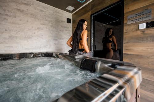 Backyard Jacuzzi House in โตไก