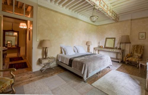 1 queen bed, 3 twin beds