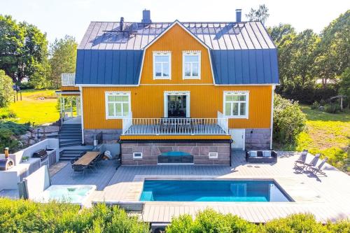 Villa Degerby - 330m2 Lux Manor w/Heated Pool, Spa