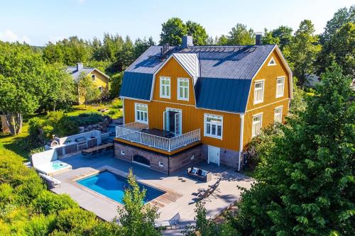 Villa Degerby - 330m2 Lux Manor w/Heated Pool, Spa