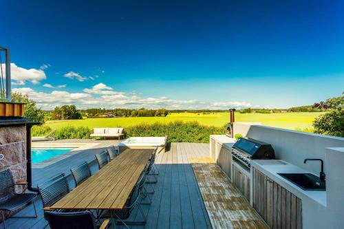 Villa Degerby - 330m2 Lux Manor w/Heated Pool, Spa