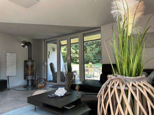 Jardín, Komfortables Ferienhaus am Frankenwaldsee in Lichtenberg-Frankenwald unweit Hof (Frankenwald Ferienhaus FourStars am See in Lichtenberg, Bayern, Oberfranken, Bad Steben - Hof -Saale) in Bad Steben
