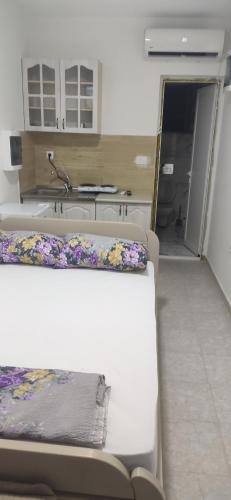 Deluxe Double Room (2 Adults + 1 Child) image 6