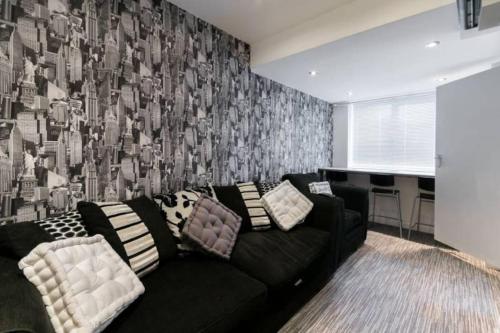 5 Bedroom 5 Bath sleeps 10 close Luton Airport M1