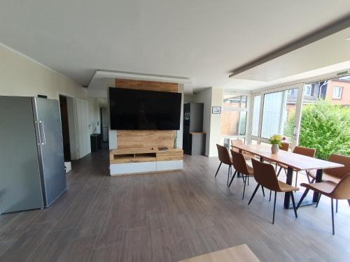 Neumühler Hof Ferienwohnung "Stefan" bietet 4 Schlafzimmer und 4 Bäder , eine Große Badewanne und großer Terrasse zum Garten, kostenfreie Parkmöglichkeiten in Schwerin, Deutschland