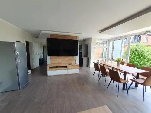 Neumühler Hof Ferienwohnung "Stefan" bietet 4 Schlafzimmer und 4 Bäder , eine Große Badewanne und großer Terrasse zum Garten, kostenfreie Parkmöglichkeiten in Schwerin, Deutschland