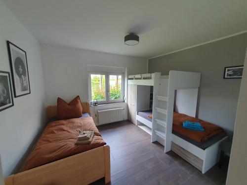 Neumühler Hof Ferienwohnung "Stefan" bietet 4 Schlafzimmer und 4 Bäder , eine Große Badewanne und großer Terrasse zum Garten, kostenfreie Parkmöglichkeiten