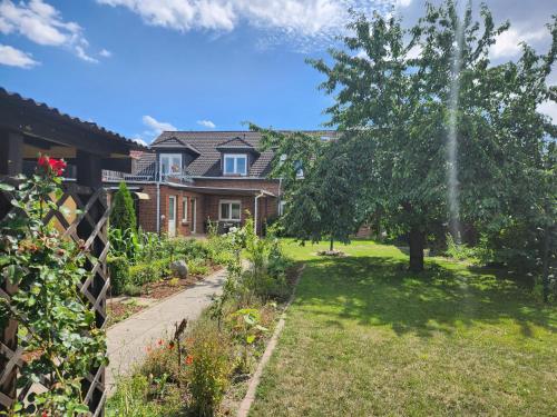 Neumühler Hof Ferienwohnung "Stefan" bietet 4 Schlafzimmer und 4 Bäder , eine Große Badewanne und großer Terrasse zum Garten, kostenfreie Parkmöglichkeiten