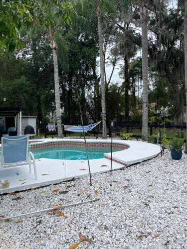 Swimming pool, Adorable one bedroom lakefront cottage in Citrus Park