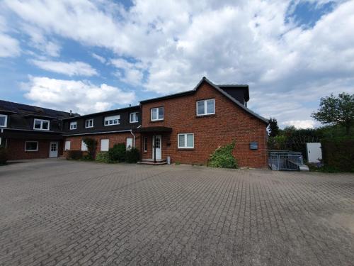 Neumühler Hof Ferienwohnung "Stefan" bietet 4 Schlafzimmer und 4 Bäder , eine Große Badewanne und großer Terrasse zum Garten, kostenfreie Parkmöglichkeiten