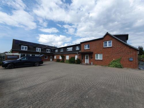 Neumühler Hof Ferienwohnung "Stefan" bietet 4 Schlafzimmer und 4 Bäder , eine Große Badewanne und großer Terrasse zum Garten, kostenfreie Parkmöglichkeiten