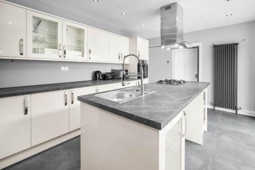 Perfect detached home for families & groups with private parking Perfect detached home for families & groups with private parking