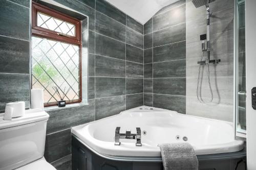 Perfect detached home for families & groups with private parking Perfect detached home for families & groups with private parking