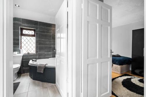 Perfect detached home for families & groups with private parking Perfect detached home for families & groups with private parking