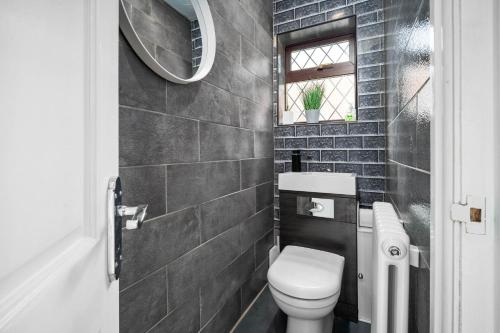 Perfect detached home for families & groups with private parking Perfect detached home for families & groups with private parking