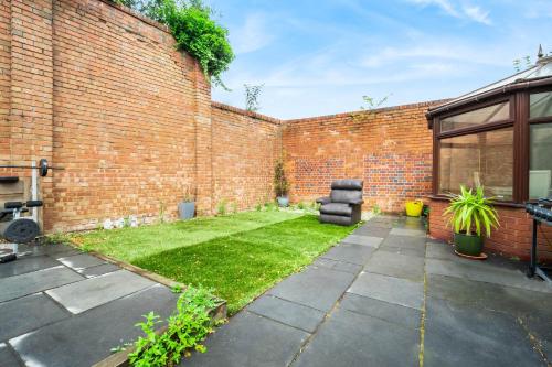 Perfect detached home for families & groups with private parking Perfect detached home for families & groups with private parking