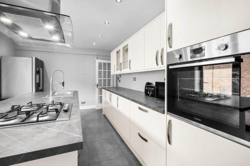 Perfect detached home for families & groups with private parking Perfect detached home for families & groups with private parking