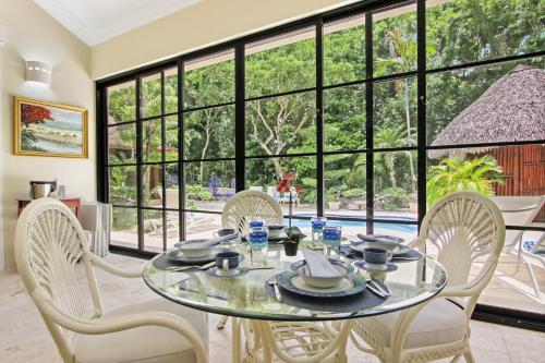 Spacious 4 Bedroom Villa with Pool Touring Cart & Maid - image 5