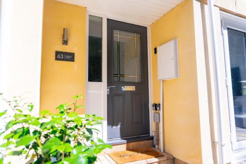 مدخل, Harbour House in Mount Batten