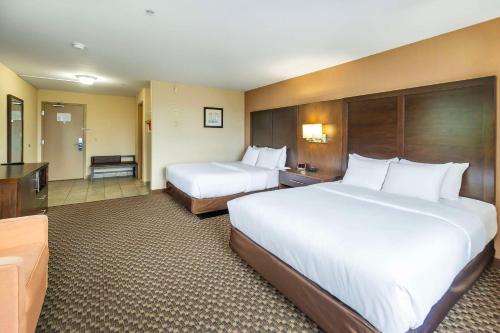 Comfort Inn & Suites Salmon Arm Room Type - Queen Room with Two Queen Beds - Non-Smoking