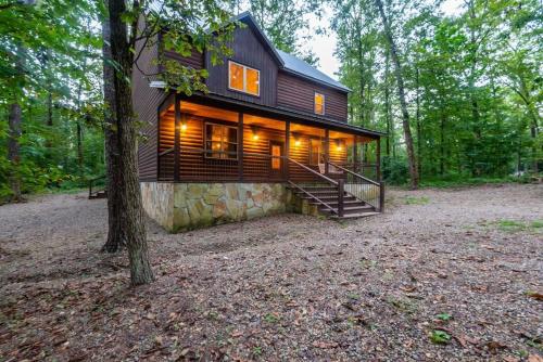 Centrally Located Secluded Luxury Cabin with Hot Tub! in Broken Bow, USA