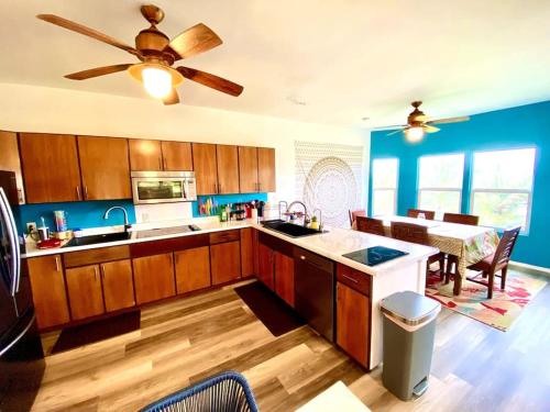 Heavenly Hawaii Retreat Home near Hilo and Ocean and Waterfalls in โฮโนมู