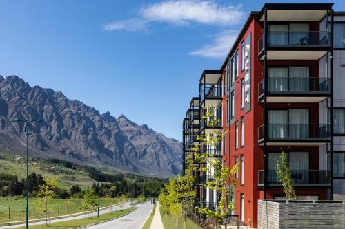 Apartment with Mountain View