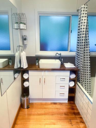 Fürdőszoba, Elevated 3BR, ocean views, pool table, Pirates Bay in Eaglehawk Neck