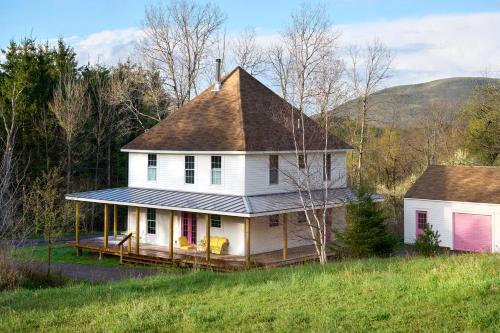 Designer Farmhouse -Hot Tub -Sunset Porch -Firepit in Roxbury, USA