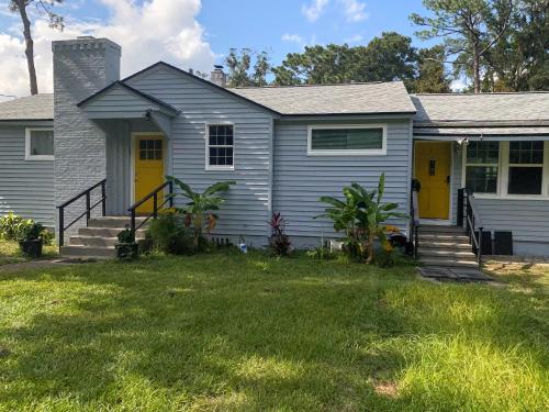 Cozy home, King bed, 3 bedrooms,close to downtown beaches towncenter in Jacksonville, USA