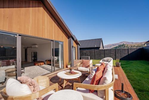 Wooing Retreat - Cromwell Holiday Home, Cromwell