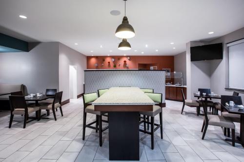 Restaurant, Holiday Inn Gulfport-Airport By IHG near Gulfport–Biloxi internasjonale lufthavn